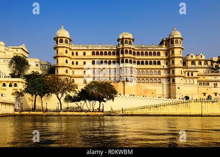 Stadtschloss am Pichola-See, Udaipur, Rajasthan, Indien Stockfoto