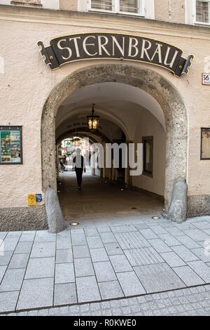 Salzburg, Österreich, 2018. Getreidegasse mit durch-Haus zu Sternbräu, ein traditionelles Restaurant. Eingang zu dem bekannten Restaurant Sternbräu. Stockfoto