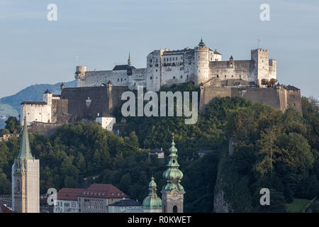 Stadt Salzburg, Österreich. Blick vom Mönchsberg auf die Altstadt und die Festung Hohensalzburg. Blick auf die Festung Hohensalzburg, 2018 Stockfoto