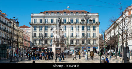 Praca de Luis de Camões Square oder Largo Camões Square, mit dem Denkmal zu Luis de Camões, Lissabon, Portugal Stockfoto