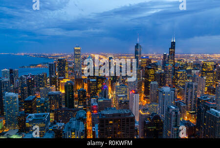 Skyline von Chicago bei Dämmerung Top View Stockfoto