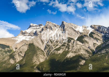 Malerische Aussicht auf die schneebedeckten Berggipfel vor blauem Himmel. Stockfoto
