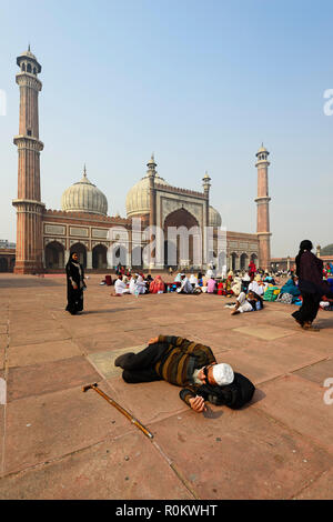 Indische Pilger vor der Jama Masjid Moschee, Old Delhi, Delhi, Indien Stockfoto