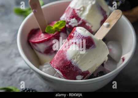 Berry Eis am Stiel auf rustikalen Hintergrund Stockfoto