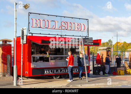 Bullshed Garküche außerhalb von Old Trafford Fußball Stadion am Spieltag Stockfoto