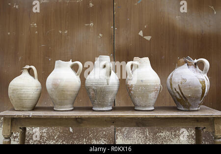 Alte Krüge Spanisch, Detail des alten, traditionellen Handwerks in Ton. Stockfoto