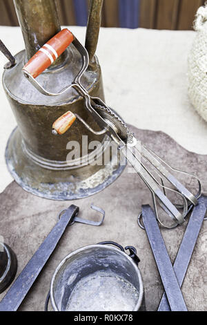 Alte Metall Wendetrommel, alte Detail concinar Werkzeug, Küche und Tradition Stockfoto