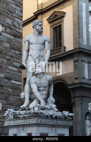 Herkules und Cacus von Baccio Bandinelli außerhalb des Palazzo Vecchio in Florenz Stockfoto