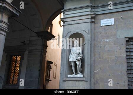 Piazzale degli Uffizi im historischen Zentrum von Florenz mit der Statue von Cellini von Ulisse Cambi Stockfoto