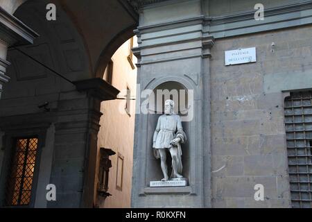 Piazzale degli Uffizi im historischen Zentrum von Florenz mit der Statue von Cellini von Ulisse Cambi Stockfoto