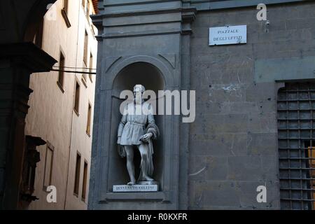 Piazzale degli Uffizi im historischen Zentrum von Florenz mit der Statue von Cellini von Ulisse Cambi Stockfoto