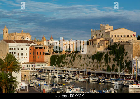 Traditionelle Hafen von Ciutadella de Menorca. Auf der linken Seite ist die Kathedrale aus dem 14. Jahrhundert. Auf der rechten Seite ist das Rathaus Stockfoto