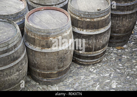 Weinfässern, einige Fässer in einem Weingut im ciduad, alkoholische Flüssigkeit, die Fermentation Stockfoto