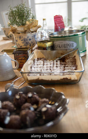 Fika auf einem Tisch mit Kuchen Stockfoto