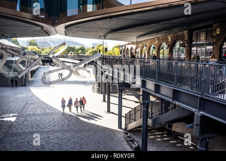 Kohle Tropfen Yard eine einzigartige neue Shopping Viertel in King's Cross, London, UK von Heatherwick Studio erstellt durch die Umwandlung von zwei viktorianischen Industrielle buildin Stockfoto