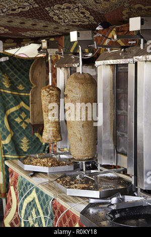 Lamm und Huhn kebab, Detail braten Roll, typische ethnische Lebensmittel Stockfoto