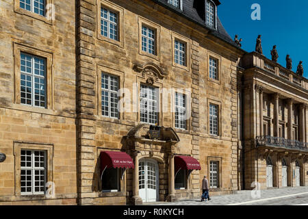 Oper Street, Fassaden vom 18. Jahrhundert. Auf der rechten Seite ist das Markgräfliche Opernhaus von dem französischen Architekten Joseph Saint-Pierre 1744 entworfen Stockfoto