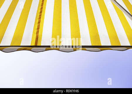 Markise mit Sky Detail eines Stoffes von der Sonne, Schutz und Dekoration zu schützen, Farben Stockfoto