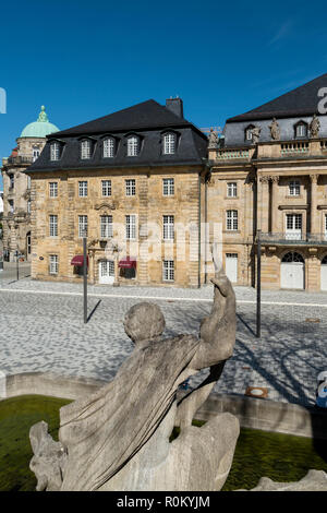 Das Markgräfliche Opernhaus von dem französischen Architekten Joseph Saint-Pierre 1744 entworfen, aus dem Wittelsbacher Brunnen Stockfoto