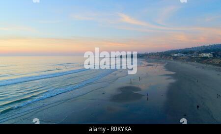 Antenne Landschaft von Wellen und Strand bei Ebbe bei Sonnenuntergang, mit einer Drohne, in Pacific Beach, San Diego, Kalifornien, USA erfasst Stockfoto