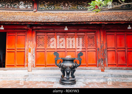 Weihrauch und traditionelles Gebäude im Den Ngoc Son Tempel in Hanoi, Vietnam Stockfoto