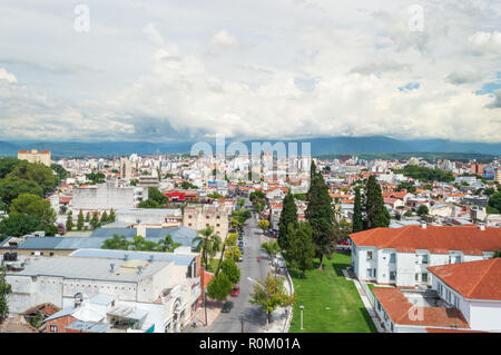 Schöne Stadt Salta im Norden Argentiniens Luftaufnahme von Seilbahn Stockfoto