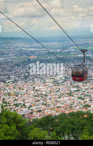 Schöne Stadt Salta im Norden Argentiniens Luftaufnahme von Seilbahn Stockfoto