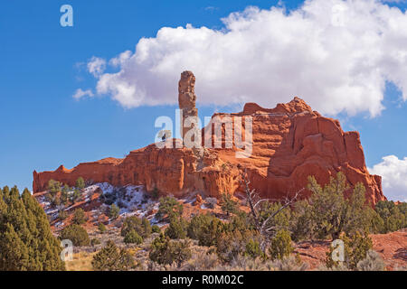 Sandstein Turm ragt aus einem roten Rock Ridge in Kodachrome Basin State Park in Utah Stockfoto