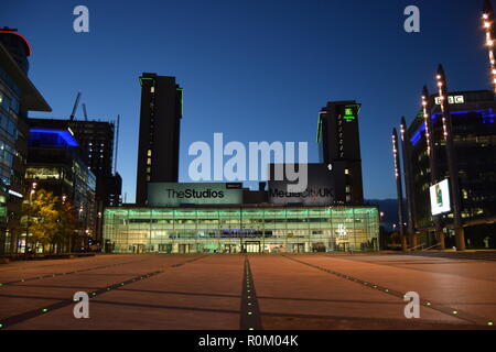 MediaCityUK Wie sieht es aus, wenn die Sonne schließlich auf einem anderen anstrengenden Tag in Salford, Greater Manchester setzt. Stockfoto
