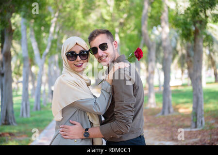 Ein junges Paar im Nahen Osten in der freien Landschaft Stockfoto