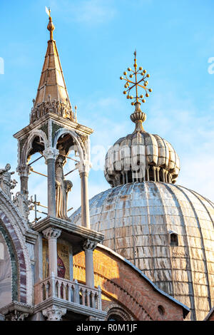 Saint Mark's Basilika berühmten Kirche in der frühen Morgensonne Piazza San Marco Venedig Italien Stockfoto