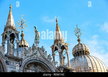 Saint Mark's Basilika berühmten Kirche in der frühen Morgensonne Piazza San Marco Venedig Italien Stockfoto