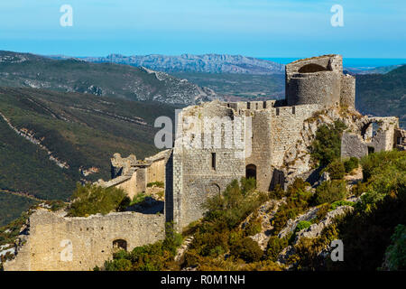 Peyrepertuse ist eine Ruine während des 10. Jahrhunderts gebaut Stockfoto