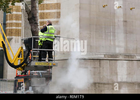 Arbeitnehmer sauber Das ehrenmal Gedenkstätte in Whitehall, London vor der Armistice Day Zeremonie am 11. November. Mitglieder der Königlichen Familie und wichtige Politiker die Preisverleihung teilnehmen können. Stockfoto