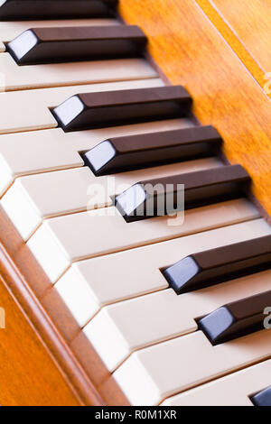 Nahaufnahme von Piano Keys auf alten Holz Piano. Stockfoto