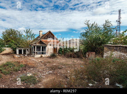 Alten, verlassenen Holz- Haus und Hof Stockfoto