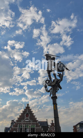 Antike Bronze Gott Statue auf der Brücke in Gent, Belgien. Stockfoto