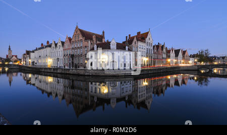 Nacht Szene von Brügge (Brügge), Belgien. Brügge ist durch ihre Kanäle, gepflasterten Gassen und mittelalterlichen Gebäuden unterschieden. Stockfoto