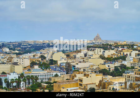 Die Aussicht von Rabat Festung von Victoria auf die Skyline von Xewkija mit seinen riesigen Basilika St. Johannes der Täufer, Gozo, Malta. Stockfoto