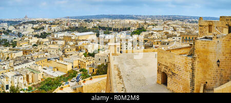 St John Cavalier öffnet sich der Blick auf den unteren frotifications Zitadelle von Rabat und Nachbarschaften von Victoria um Rabat, Gozo, Malta. Stockfoto