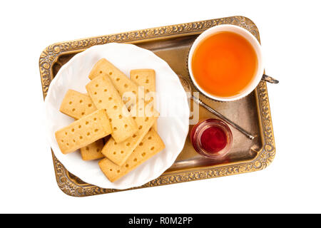 Ein Foto des schottischen shortbread Butter cookies, Schuß von oben auf einen Jahrgang Fach mit einer Tasse Tee und Marmelade, ein Urlaub oder Wochenende b Stockfoto