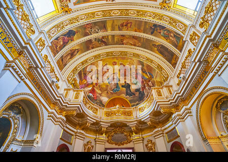 VICTORIA, MALTA - 15. Juni 2018: Das Meisterwerk Gemälde an der Decke des Hl. Franz von Assisi Kirche und die geschnitzten, vergoldeten Stuck an den Wänden, Stockfoto