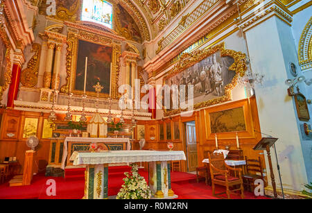 VICTORIA, MALTA - 15. Juni 2018: Das Gebet des hl. Franz von Assisi Kirche mit reich verzierten Altar, am 15. Juni in Victoria. Stockfoto