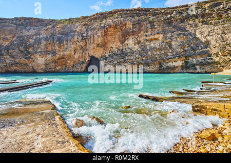 Die dwejra Binnenmeer ist eines der beliebtesten touristischen Orte auf Gozo, diesem idyllischen Ort ist die beste Wahl für Schwimmen und der natürlichen Sehenswürdigkeiten erkunden Stockfoto