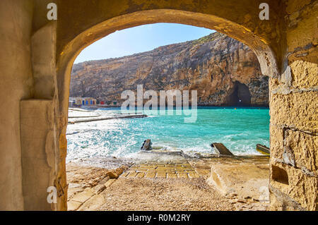 Der Blick auf die dwejra Binnenmeer und das Blue Hole Grotte durch den Bogen des alten Boot Haus von San Lawrenz Fischerdorf, Insel Gozo, Malta. Stockfoto