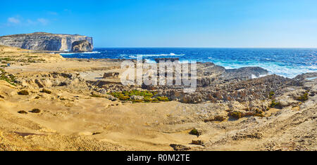 Panorama der malerischen Dwejra Bay mit gegliederten Küste, hohen Klippen und Fungus Rock (General's Rock) im azurblauen Wasser des Mittelmeers, San Gesetz Stockfoto