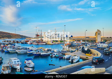 GHAJNSIELEM, MALTA - 15. Juni 2018: Die bunten Fischerboote sind auf den Werften in Mgarr Hafen, am 15. Juni in Ghajnsielem. Stockfoto