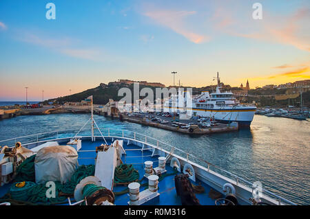 GHAJNSIELEM, MALTA - 15. JUNI 2018: die Fahrt mit der Fähre von Gozo, Malta Insel mit Blick auf den Hafen, die Stadt auf den Hügeln und Silhouetten von Kirchen und Stockfoto