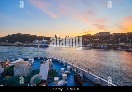 Wenn die Ro-Ro-Fähre hatte das Terminal in Ghajnsielem links und öffnet den Blick auf die Stadt aus der Ferne, Insel Gozo, Malta. Stockfoto