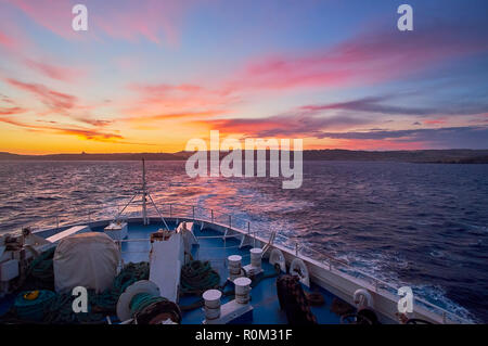 Die Dämmerung mediterranen Seenlandschaft von der Fähre genießen, Floating von Gozo, Malta. Stockfoto